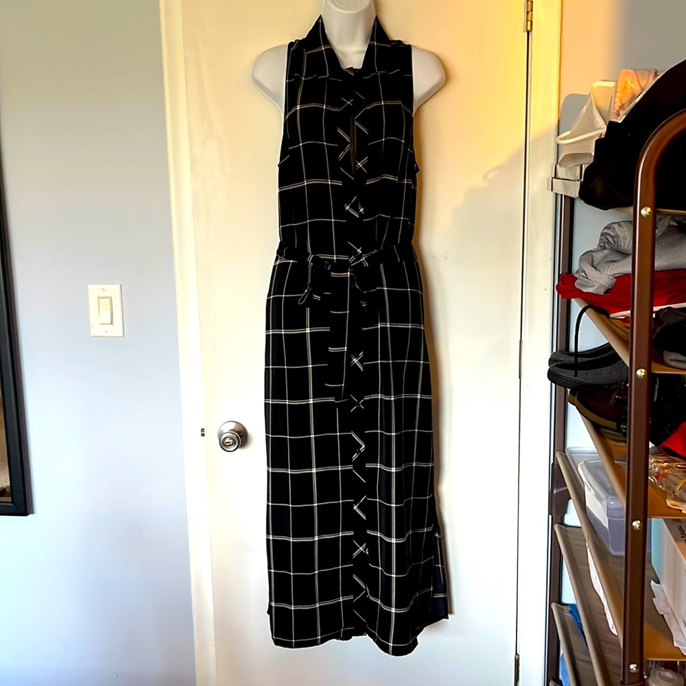 NWT Black and white long Dress with Belt. Beautiful 😍 banana republic Dress!